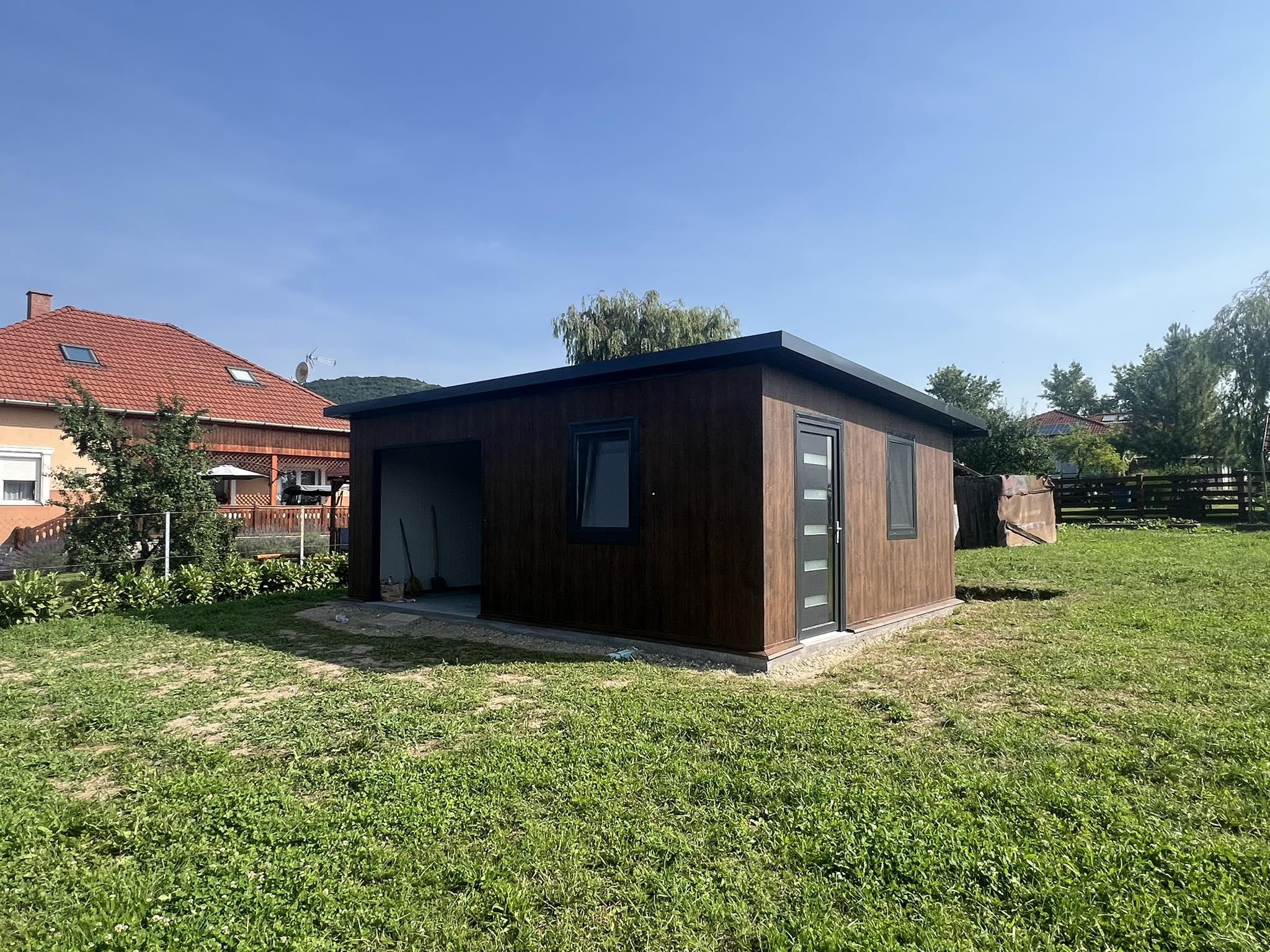 Szendvicspanel Tároló 36 m2 Dió antracit színkombinációban