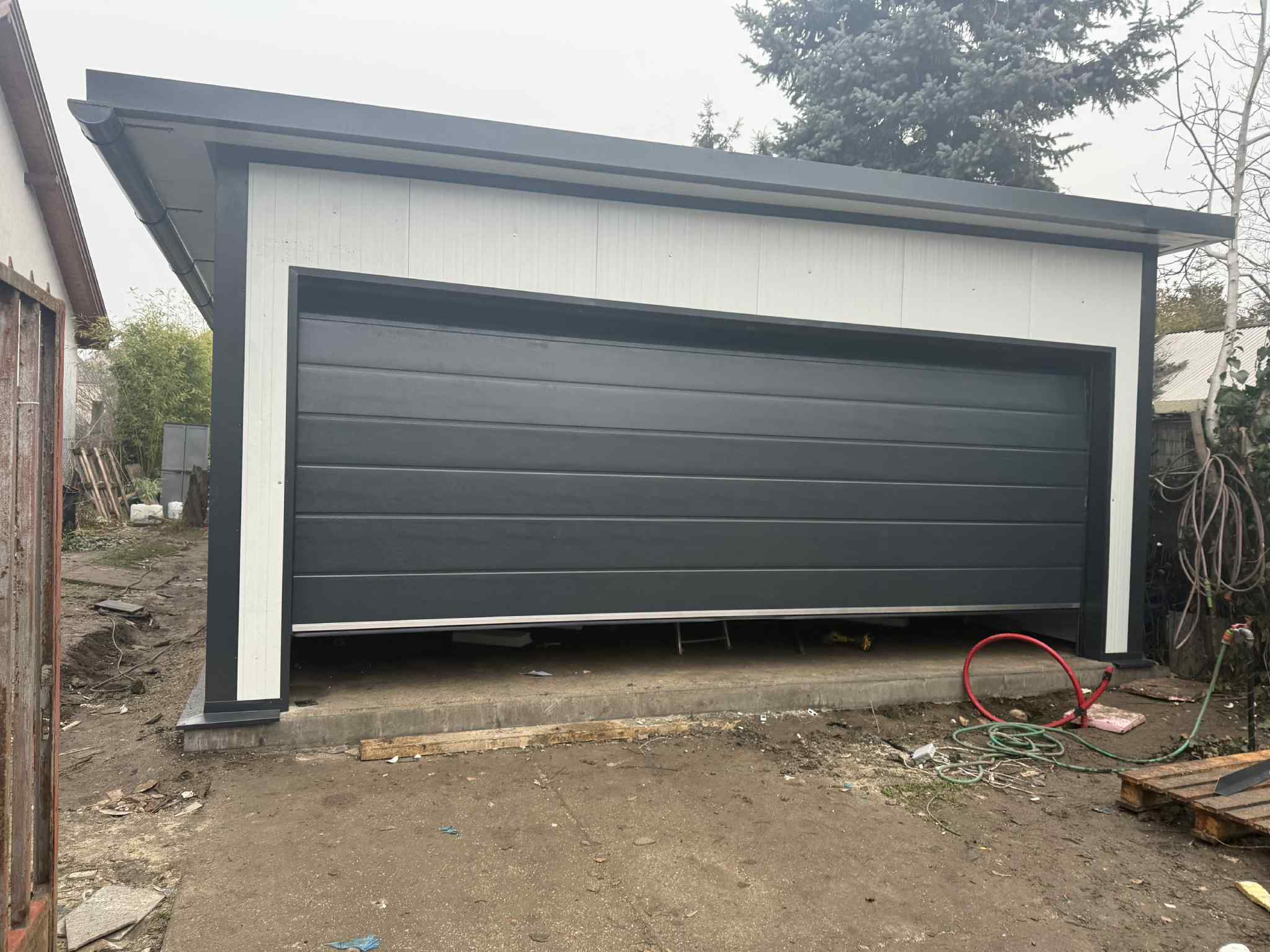 Szendvicspanel Garázs tároló 60m2 3 db kialakított helyiséggel 