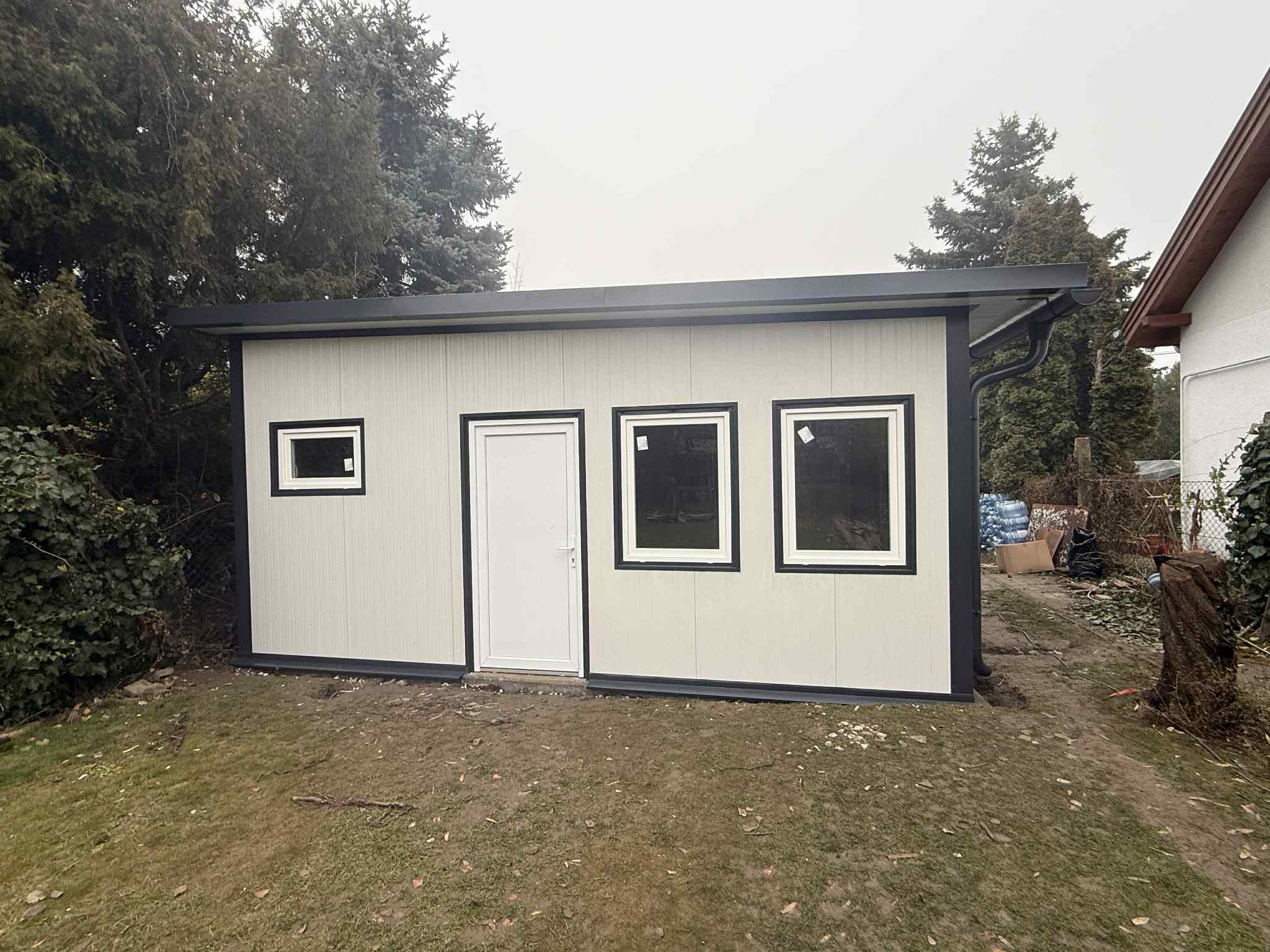 Szendvicspanel Garázs tároló 60m2 3 db kialakított helyiséggel 