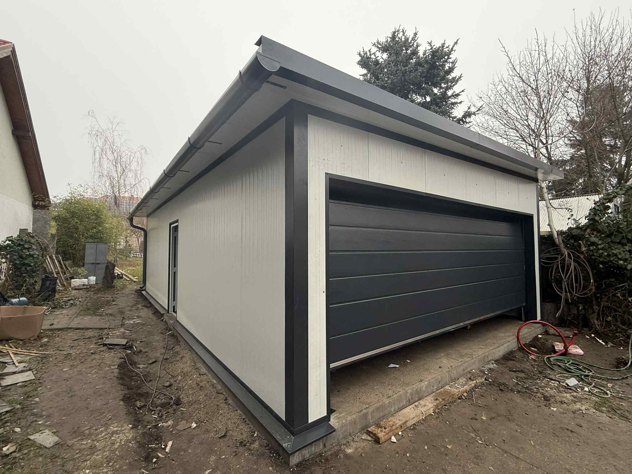 Szendvicspanel Garázs tároló 60m2 3 db kialakított helyiséggel 