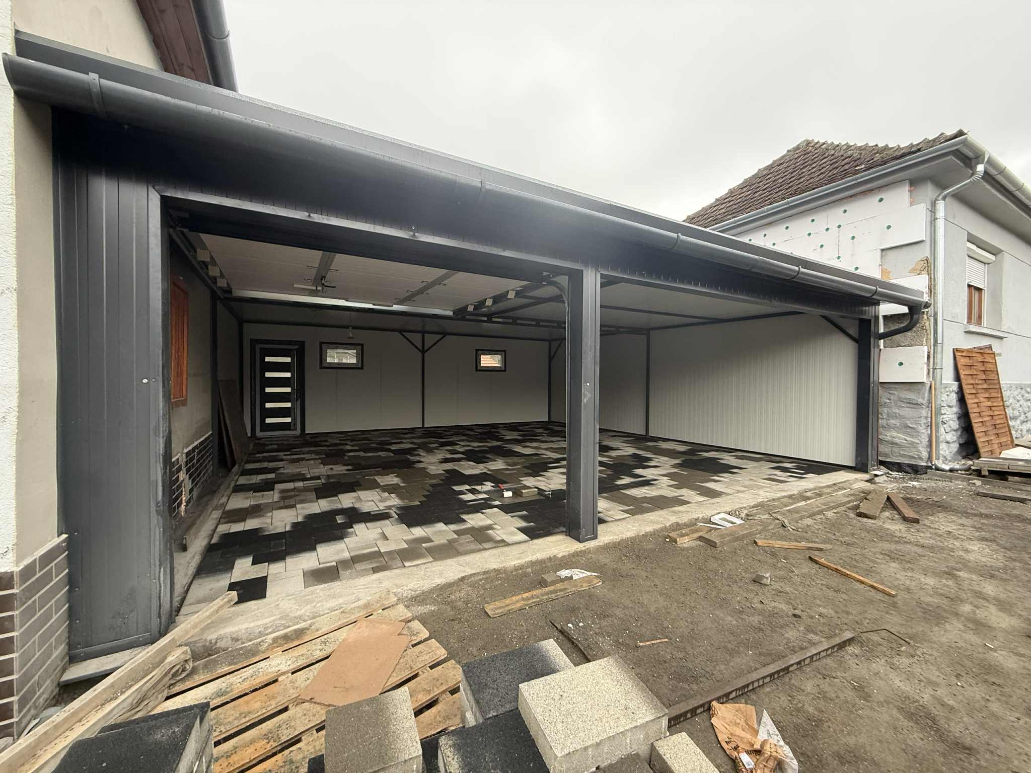  Háromállásos Garázs RAL 7016 antracit színben  64m2