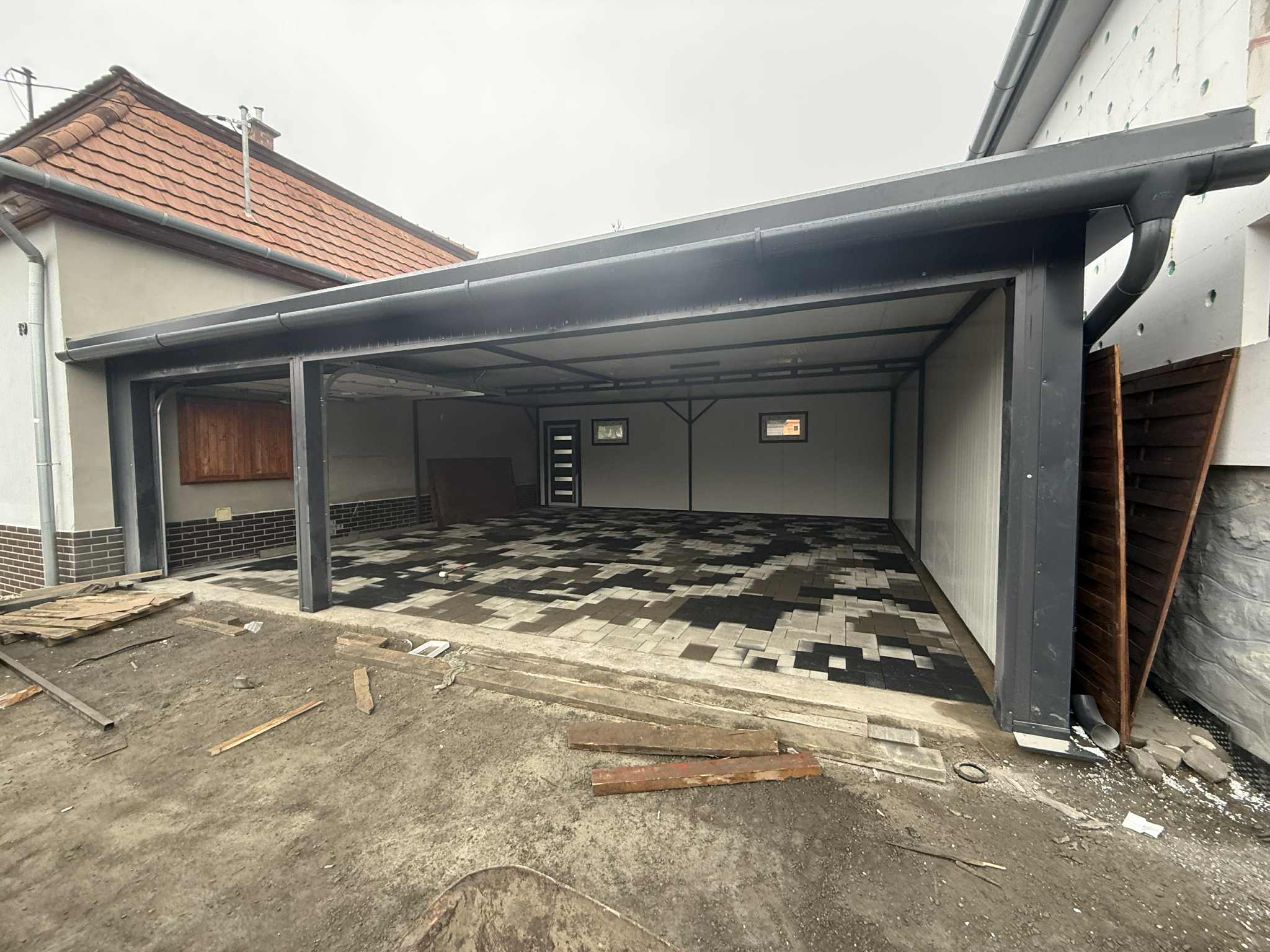  Háromállásos Garázs RAL 7016 antracit színben  64m2